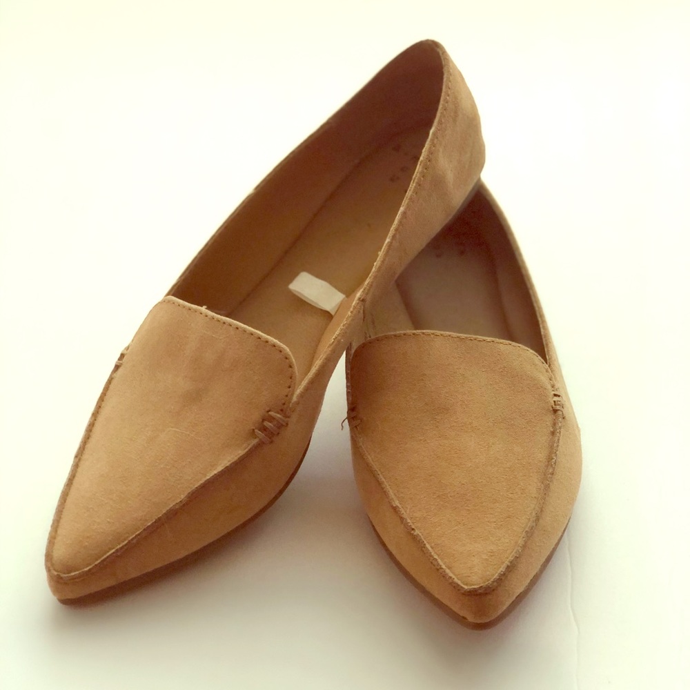 Cute beige flats. New condition